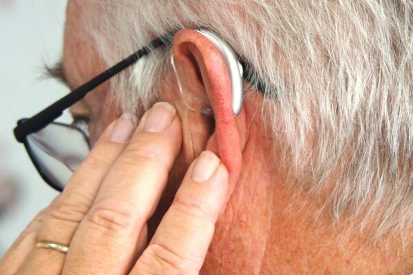 Tinnitus verstehen: Ursachen, Halswirbelsäule, Kiefergelenk und Therapieansätze