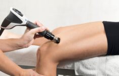 Die radiale Stoßwelle in der physiotherapeutischen Anwendung am Knie.