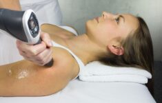 Die radiale Stoßwelle in der physiotherapeutischen Anwendung an der Schulter.